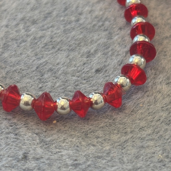 Elegant Red and Black Beaded Bracelets - Picture 2 of 4